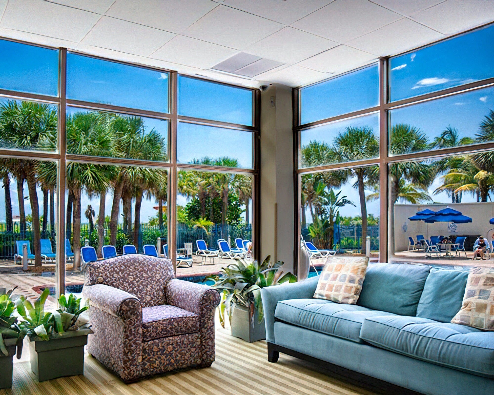 Crystal Beach Suites Oceanfront Hotel - Image 10